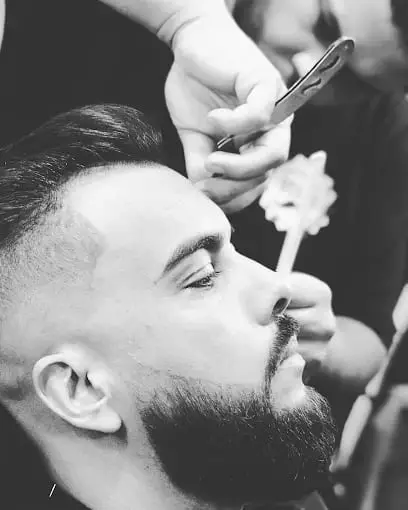 Acabamento da barba na navalha, em preto e branco
