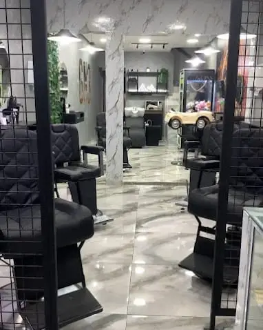 Salão da GN3 com cadeiras de barbeiro e piso de mármore