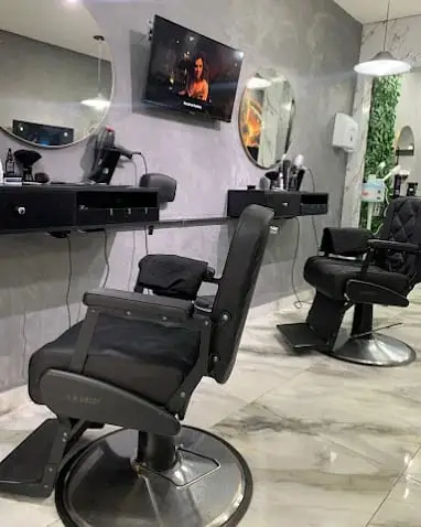 Bancada com espelhos redondos e cadeiras reclináveis